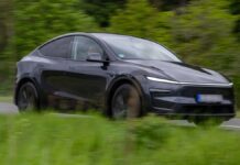 Tesla risolve un problema con la carta
